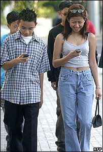 Một thiếu nữ đang đánh tin nhắn