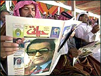 Mısır'da gazete okuyan bir okur 