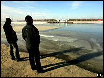 Người dân Cáp Nhĩ Tân trước dòng sông bị nhiễm độc