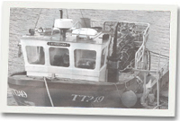 Y Cwch 'Freedom' yn yr harbwr