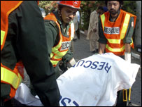 مامورین در حال کمک به زخمی شدگان