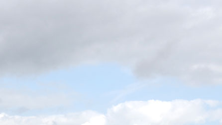 Awyr las rhwng y cymylau