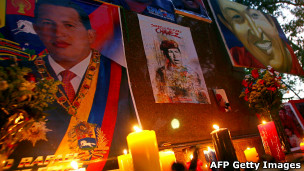 Altar improvisado para Hugo Chávez em sua cidade natal, Sabaneta (AFP Getty Images)