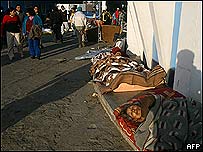 Vítima do terremoto no Peru dorme na rua na cidade de Ica