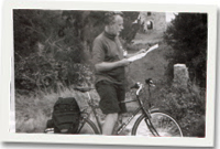 Wil Aaron yn astudio'r map yng Nghernyw