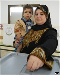 Eleitora palestina com o filho