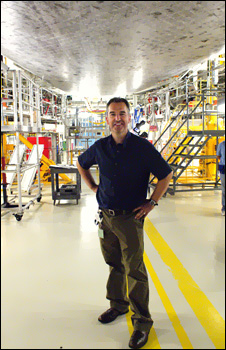 Jonathan stands under Atlantis in the OPF at Kennedy
