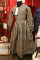 Ffrog wedi ei wneud allan o frethyn metal.