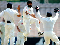 انگلینڈ کی ٹیم ٹرافی کے ہمراہ