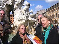 Turistas fazem excursão em Roma