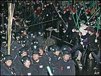 Střety policistů s demonstranty