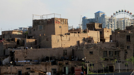 喀什古城内的楼房，背后是新城的摩天公寓