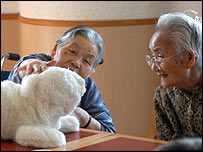 دو زن سالخورده با عروسکش