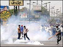 A polícia disparou gás lacrimogêneo contra pessoas nos funerais