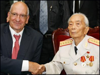 Tướng Giáp và Tổng thống Thụy Sĩ - ảnh Tuổi Trẻ