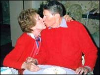 رونالد ريگان در کنار همسرش نانسی