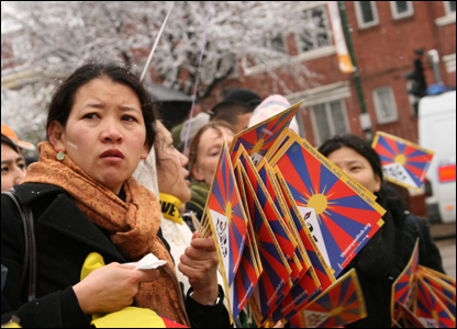 Những người Tây Tạng lưu vong vẫy cờ phản đối