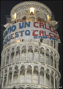 Faixa na Torre de Pisa protesta contra bagunça no futebol
