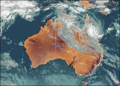 Badai tropis Larry menghancurkan banyak rumah dan menyebabkan ribuan warga kehilangan tempat tinggal di sepanjang pesisir timur laut Australia.