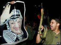 Palestino com a imagem de Arafat