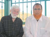 Pacifista israelense Uri Avnery com o parlamentar Mohamed Abu Tir, do Hamas