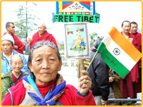 ہندوستان میں تبت کے پناہ گزیں چین کے خلاف مظاہرہ کرتے ہوئے