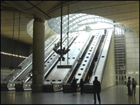 伦敦Jubilee Line金丝雀码头站（Canary Wharf）设备齐全