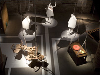 Exposição critica isolamento do ser humano