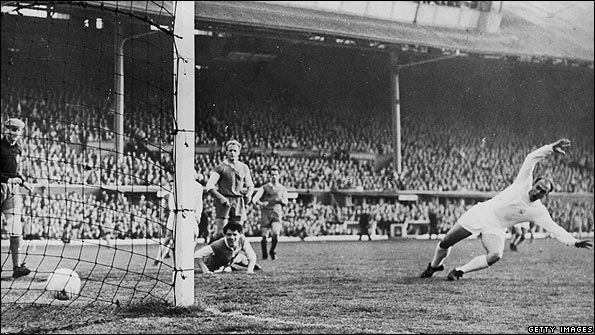 Alfredo di Stefano scores