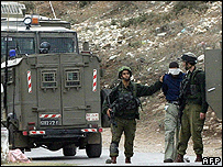 Soldados israelenses prendem suspeito em Jenin