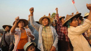 လက်ပံတောင်းတောင် စီမံကိန်းကို ဒေသခံတွေ ဆန္ဒပြနေစဉ်