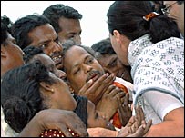 कुंभकोणम में सोनिया गाँधी हताहत बच्चों के परिवारजनों के बीच