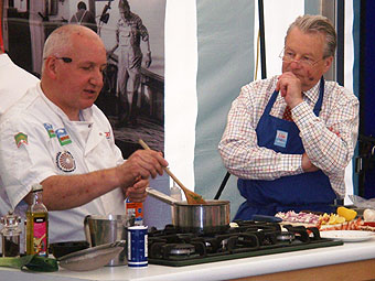 Dafydd Elis-Thomas gyda chogydd yn yr ŵyl fwyd