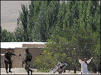 د ميدان وردگو يو کلى چې افغان پوځ پکې کوم مشکوک اورپکى نيسي (ارشيف)