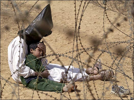 Un prisionero iraquí junto a su hijo