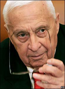 Ariel Šaron ve své premiérské kanceláři 