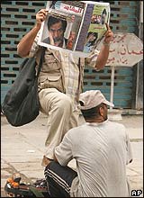 مرد عراقی در حال روزنامه خواندن