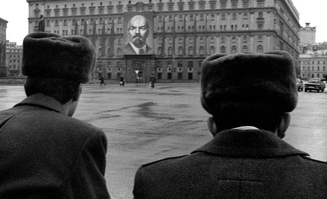 Soviet police officers in front of the KGB building (Photo: Getty Images)