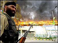 Edifício em chamas após ataque de militantes a passageiros de ônibus em Srinagar