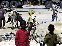 Soldado do Chade patrulha fronteira com o Sudão