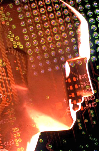 Imagen de una figura humana sobrepuesta a la de un circuito electrónico.