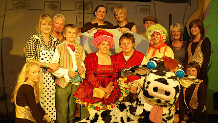 Y prif gymeriadau gyda Carys Edwards a Gwenda Owen