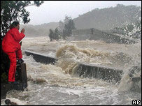 Homem observa mar revolto pelo tufão Nabi no Japão