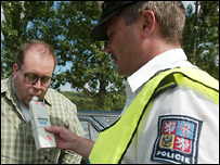 Policista při dopravní kontrole