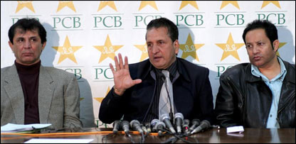 عبدالقادر سلیکشن کمیٹی کے اراکین کی ہمراہ