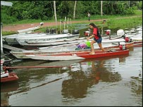 अमेज़न नदी में नाव