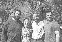 Nia Roberts gyda'r cast