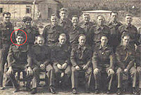 Taid Rebecca a gweddill y carcharorion o'r un caban - (ef yw'r un efo'r cylch coch o'i amgylch)