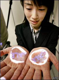 کلمه فروش به انگلیسی روی کف دست تابانده شده است