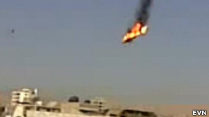 一段未经核实的业余拍摄录像显示一架飞机起火